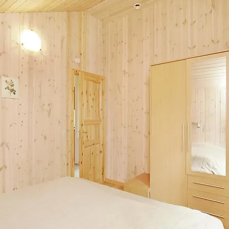 Three-bedroom Holiday In 12