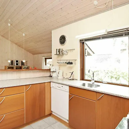 Three-bedroom Holiday In 12
