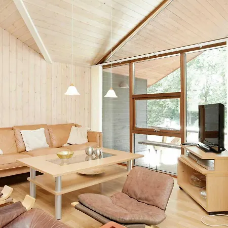 Three-bedroom Holiday In 12